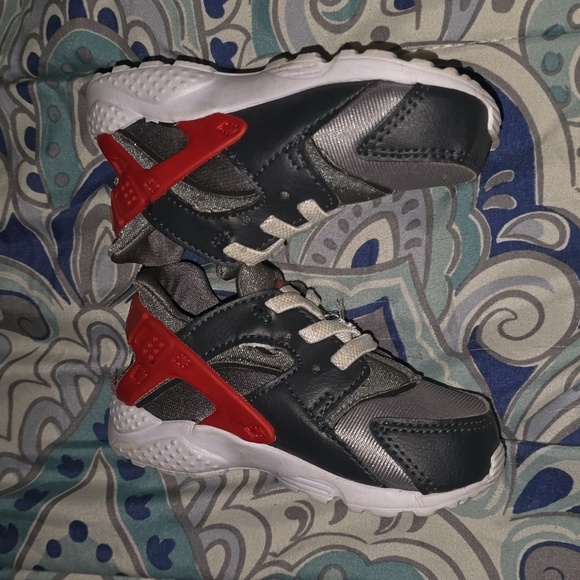 Nike AIR max Kids Sneakers in Black and Red - Picture 4 of 4